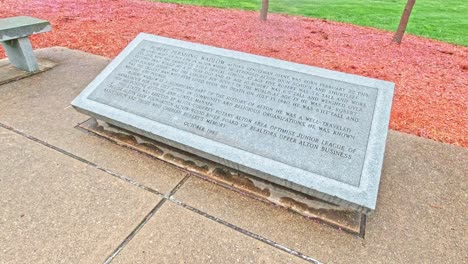Monumento-A-La-Placa-De-Robert-Pershing-Wadlow-En-Alton,-Illinois