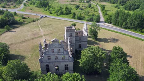 Luftaufnahmen-Umkreisen-Die-Ruinen-Eines-Neobarocken-Herrenhauses-In-Der-Estnischen-Landschaft