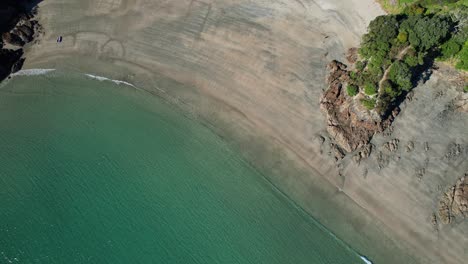 Kleiner-Sandstrand-Von-Oneroa-An-Der-Küste-Der-Oneroa-Bay-In-Auckland,-Neuseeland