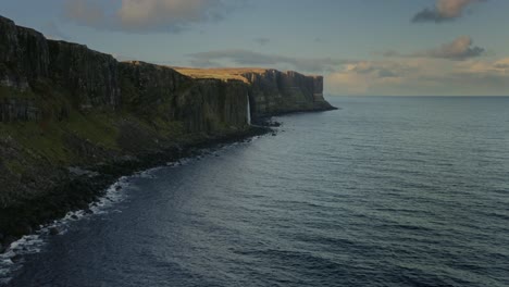 La-Luz-Radiante-En-Los-Acantilados-Costeros-De-La-Isla-De-Skye-Destaca-La-Cascada-De-Falda-Escocesa