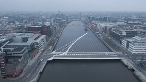 Vista-Aérea-Del-Puente-Giratorio-Atirantado-Samuel-Beckett-En-Dublín,-Irlanda