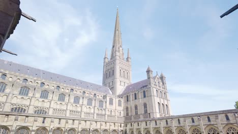 Inspiradora-Catedral-Medieval-De-Norwich,-Chapitel-Y-Claustros