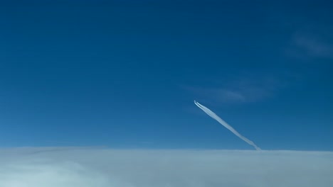 Avión-Pesado-Cruzando-En-Un-Cielo-Azul-Con-Algunas-Nubes