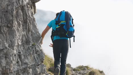 Caminante-Utilizando-Cadena-De-Cuerda-De-Seguridad-En-El-Camino-De-La-Montaña-En-Los-Alpes-De-Lecco