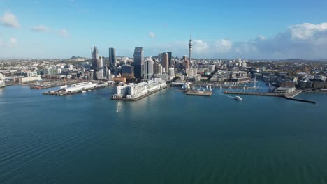 Paseo-Marítimo-De-La-Ciudad-Con-Fondo-De-Horizonte-Cbd-Y-Puerto-En-Auckland,-Isla-Del-Norte,-Nueva-Zelanda