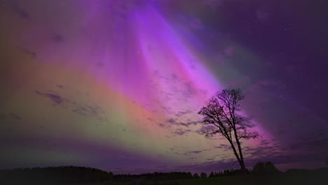 Muy-Fuerte-Tormenta-Geomagnética-G5-Kp9-Aurora-Boreal-En-El-Cielo-De-Mayo