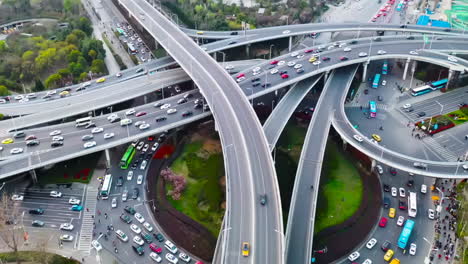 Vista-De-Pájaro-Del-Cruce-O-Intersección-De-La-Autopista,-Puente-De-Paso-Elevado-De-La-Autopista-Con-Múltiples-Carriles-Con-Mucho-Tráfico