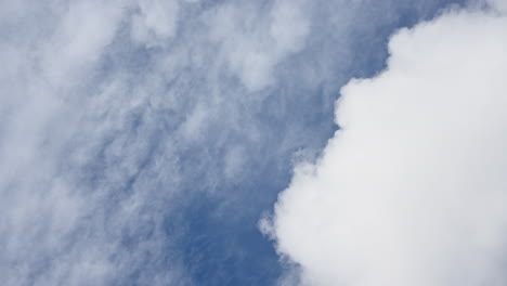 Weiche-Weiße-Wolken-Ziehen-In-Einem-Dynamischen-Zeitraffer-Zügig-über-Einen-Tiefblauen-Himmel