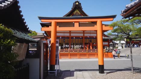 Fushimi-Inari,-Der-Toriis-Labyrinth-Schrein-In-Kyoto,-Traditionell-Gekleidetes-Paar