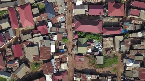 Straßen--Und-Dächer-Von-Wohngebäuden-In-Bukasa,-Kampala,-Der-Hauptstadt-Ugandas
