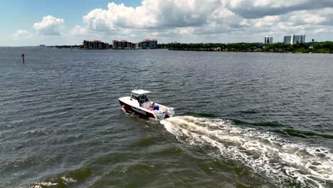 Fischerboot-Entlang-Des-Intracoastal-Waterway-Daytona-Beach,-Florida