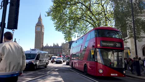 Sonniger-Tag-Im-Parliament-Square-Garden,-Roter-Doppeldeckerbus-Und-Geschäftiger-Straßenverkehr