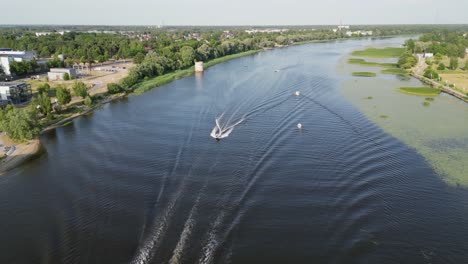 Motorboote-Befahren-Die-Dunkle-Oberfläche-Eines-Natürlichen-Flusses-In-Der-Stadt-Pärnu,-Estland