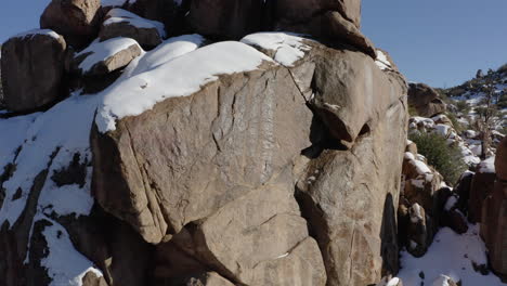 Rock-formation-covered-in-snow,-Joshua-Tree-National-Park-on-a-sunny-winter-day