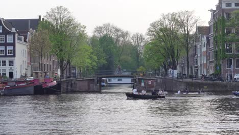 Vista-Del-Canal-De-Amsterdam-En-Un-Día-Soleado