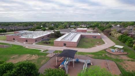 Imágenes-Aéreas-De-La-Escuela-Primaria-Prairie-Trail-En-Flower-Mound,-Texas