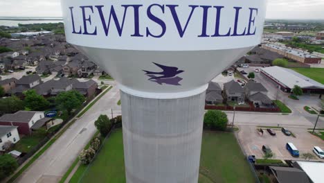 Video-Aéreo-De-Una-Torre-De-Agua-En-Lewisville,-Texas.