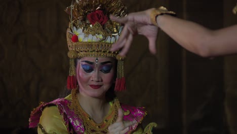 Nahaufnahme-Einer-Schauspielerin,-Die-Eine-Szene-Aus-Dem-Ramayana-Darstellt,-Eine-Theateraufführung-Von-Der-Insel-Bali,-Indonesien