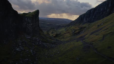 Rückwärtsflug-Zeigt-Einen-Wanderweg-Auf-Dem-Quiraing-Walk,-Schottisches-Hochland-Der-Isle-Of-Skye