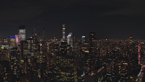 Nyc-Nueva-York-Antena-V158-Drone-Sobrevuelo-Del-Río-Este-Capturando-Vistas-Panorámicas-Del-Paisaje-Urbano-Nocturno-Del-Centro-De-Manhattan-Con-Rascacielos-Iluminados---Filmado-Con-Inspire-3-8k---Septiembre-De-2023