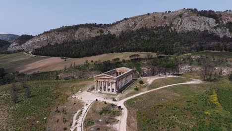 Forward-Drone-Shot-Above-Temple-of-Segesta