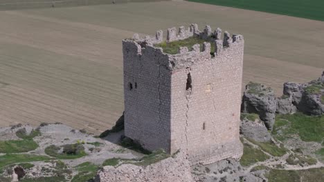 Großartiger-Orbitalflug-Mit-Einer-Drohne-über-Die-Oreja-Burg-Aus-Dem-9.-Jahrhundert,-Bei-Dem-Durch-Die-Aufnahme-In-70-Mm-Ein-Visueller-Effekt-Mit-Einem-Hintergrund-Aus-Getreidefeldern-Und-Einer-Großartigen-Lage-Der-Festung-Entsteht