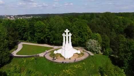 Drone-Orbita-Sobre-El-Monumento-De-Las-Tres-Cruces-En-La-Hermosa-Vilnius,-Lituania