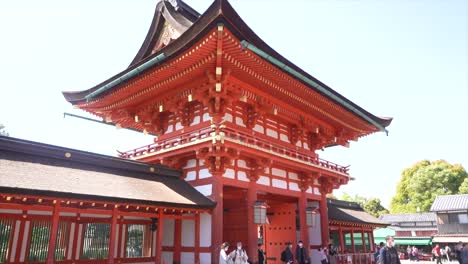 El-Haiden-Interior-En-El-Santuario-Fushimi-Inari-En-Kioto,-Japón