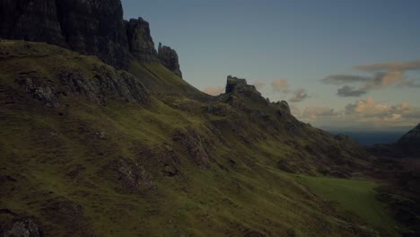Nahaufnahme,-Langsame-Dolly-In-Luftaufnahme-über-Dem-Grünen-Hochland-Der-Isle-Of-Skye,-Schottland