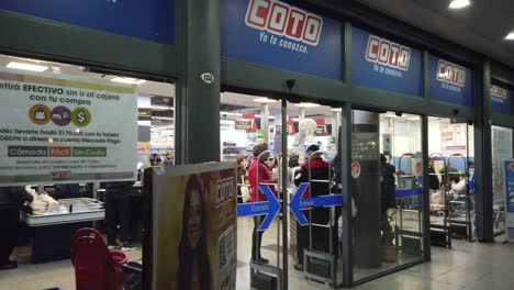 Menschen-Kaufen-Im-Coto-Supermarkt,-Einem-Traditionellen-Convenience-Store-In-Buenos-Aires,-Bei-Nacht,-In-Der-Stadt-Argentinien-Ein