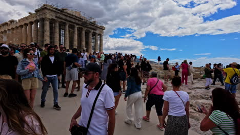 überfüllte-Menschen-Auf-Der-Berühmten-Akropolis-Von-Athen-In-Griechenland