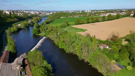 Fluss-Vienne-Mit-Der-Stadt-Limoges-Im-Hintergrund,-Nouvelle-Aquitaine-In-Frankreich