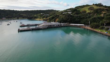 Terminal-De-Ferry-Matiatia-En-La-Bahía-Matiatia-En-La-Isla-Waiheke,-Auckland,-Nueva-Zelanda