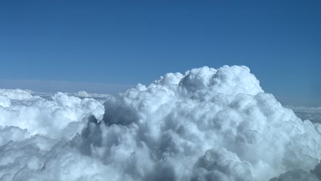 POV-Flug-In-Der-Nähe-Einer-Massiven-Cumulonimbus-Stürmischen-Wolken