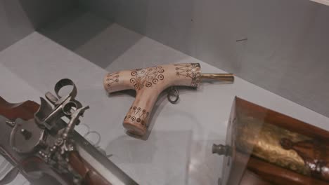 Armas-De-Fuego-Antiguas-De-Intrincado-Diseño-En-Exhibición-En-La-Sala-De-Armas-Del-Castillo-De-Trakoscan,-Exhibición-En-El-Museo-De-Croacia