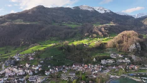 Luftaufnahme-Des-Walensees,-Weesen,-Schweiz-Mit-Malerischem-Dorf-Und-Schneebedeckten-Bergen