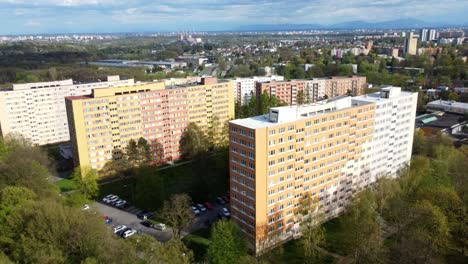 Drohne-Fliegt-Vorwärts-über-Strukturen,-Die-Urbanes-Architekturdesign-In-Poruba,-Ostrava,-Tschechische-Republik-Zeigen