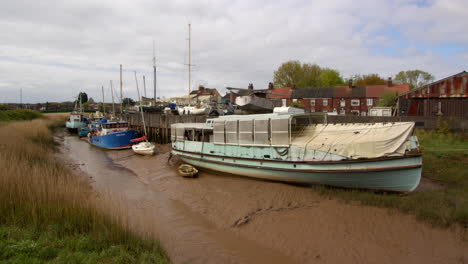 Weite-Aufnahme-Zeigt-Boote-Bei-Ebbe-Auf-Dem-Barton-Haven-River-Stream