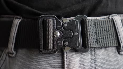 Close-up-Of-A-Man-Fasten-Cinto-Tático-Militar-Metal-Belt-Buckle