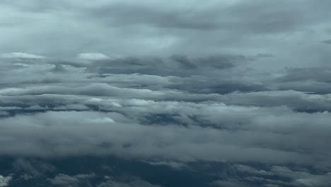 POV-Piloto-Volando-A-Través-De-Un-Espectacular-Cielo-Invernal-Lleno-De-Capas-De-Nubes-Blancas-Y-Grises