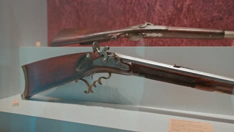 Rifles-Antiguos-En-Exhibición-En-La-Sala-De-Armas-Del-Castillo-De-Trakoscan,-Exhibición-En-El-Museo-De-Croacia