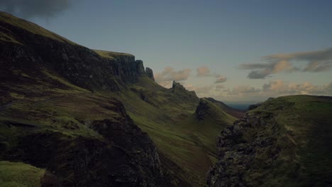 Flug-Auf-Einem-Bergrücken-Offenbart-Ein-Steiles-Tal-Im-Schottischen-Hochland,-Quiraing-Walk,-Isle-Of-Skye