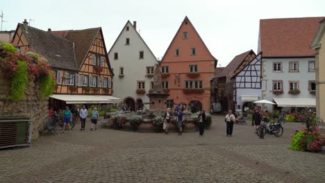 La-Plaza-Saint-Leon-De-Eguisheim-Está-Decorada-Con-Flores-De-Colores-Y-Es-Perfecta