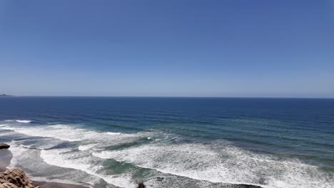 Schwenken-Sie-Nach-Rechts-Blick-Auf-Den-Strand-In-Torrey-Pines-Mit-Blick-Auf-Den-Pazifischen-Ozean-In-SoCal-In-Der-Nähe-Von-San-Diego