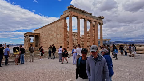 Erechtheion-surrounded-with-tourists-in-Athens-Acropolis,-slow-motion-view