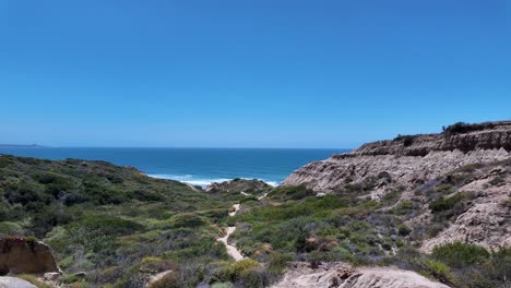 Hiking-trail-in-Torrey-Pines-with-a-view-of-the-Pacific-Ocean-in-Southern-California