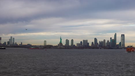 Estatua-De-La-Libertad-Y-Ferry-Al-Centro-De-Manhattan-En-Staten-Island