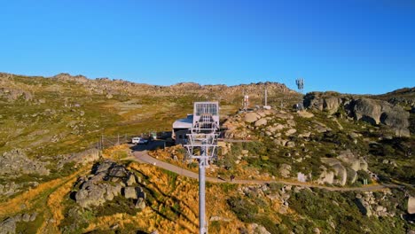 Disparo-De-Drone-Inclinado-Del-Telesilla-De-Esquí-Cerrado-En-Thredbo-Durante-El-Verano-En-Montañas-Nevadas,-Nueva-Gales-Del-Sur,-Australia