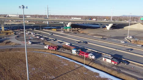 Luftaufnahme-Der-Bergungsoperation-Für-Umgestürzte-Frachtcontainer-Nach-Einem-Überschlag-In-Der-Nähe-Der-Ausfahrtrampe-Der-Champlain-Bridge-In-Brossard,-Montreal,-Kanada