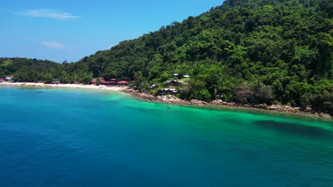 Cabañas-En-La-Colina-De-La-Isla-En-Bosques-Exuberantes-De-La-Selva,-Laguna-De-Aguas-Esmeralda